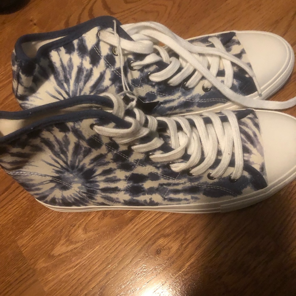 American Eagle Sneaks - size 9